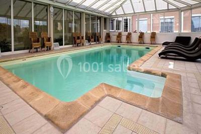 Buffet de petit-déjeuner avec viennoiseries, fruits, céréales et boissons, présenté dans une salle lumineuse.