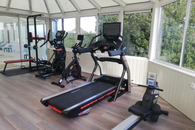 Buffet de petit-déjeuner avec viennoiseries, fruits, céréales et boissons, présenté dans une salle lumineuse.