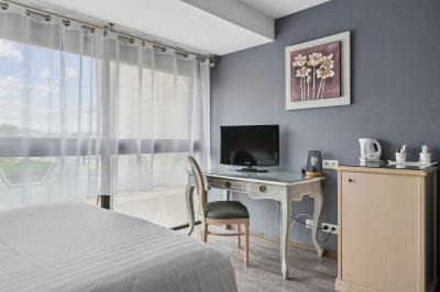 Buffet de petit-déjeuner avec viennoiseries, fruits, céréales et boissons, présenté dans une salle lumineuse.