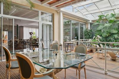 Buffet de petit-déjeuner avec viennoiseries, fruits, céréales et boissons, présenté dans une salle lumineuse.