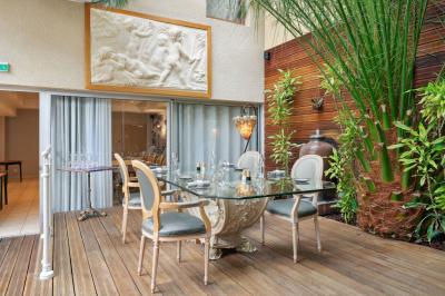 Buffet de petit-déjeuner avec viennoiseries, fruits, céréales et boissons, présenté dans une salle lumineuse.