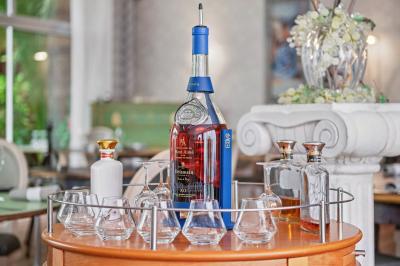 Buffet de petit-déjeuner avec viennoiseries, fruits, céréales et boissons, présenté dans une salle lumineuse.