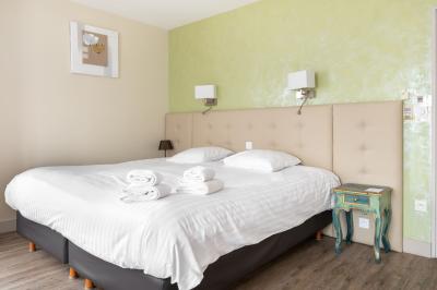 Buffet de petit-déjeuner avec viennoiseries, fruits, céréales et boissons, présenté dans une salle lumineuse.