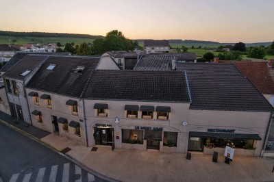 Miniature Location salle Bergères-lès-Vertus (Marne) - Hostellerie Du Mont Aimé #8 Salle de sport avec tapis de course, vélo d'appartement, rameur et miroirs sur un mur beige.