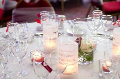 Assiette de noix de Saint-Jacques poêlées, accompagnées de légumes, agrumes et herbes fraîches sur un fond flou.
