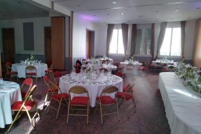 Assiette de noix de Saint-Jacques poêlées, accompagnées de légumes, agrumes et herbes fraîches sur un fond flou.