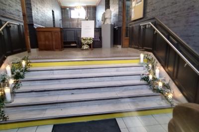 Assiette de noix de Saint-Jacques poêlées, accompagnées de légumes, agrumes et herbes fraîches sur un fond flou.