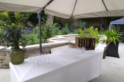 Assiette de noix de Saint-Jacques poêlées, accompagnées de légumes, agrumes et herbes fraîches sur un fond flou.