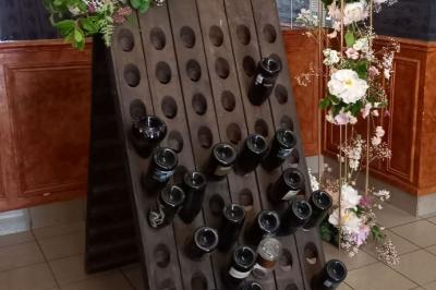 Assiette de noix de Saint-Jacques poêlées, accompagnées de légumes, agrumes et herbes fraîches sur un fond flou.