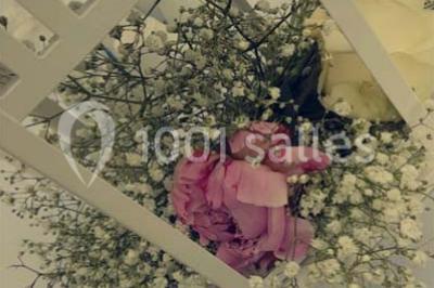 Table garnie de pâtisseries et de desserts variés, éclairée par une lumière rose et violette dans un décor festif.