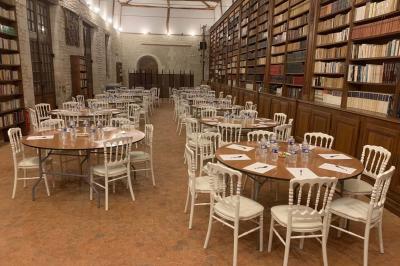 Bouquet de fleurs jaunes et blanches posé sur le capot d'une voiture ancienne noire, sous un ciel bleu.