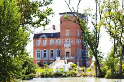 Salle de bain lumineuse avec lavabo sur meuble en bois, miroir mural, rideau jaune et fenêtre donnant sur l'extérieur.