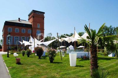 Salle de bain lumineuse avec lavabo sur meuble en bois, miroir mural, rideau jaune et fenêtre donnant sur l'extérieur.