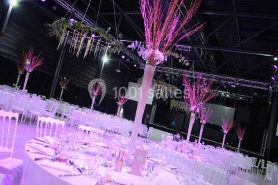 Salle de bain lumineuse avec lavabo sur meuble en bois, miroir mural, rideau jaune et fenêtre donnant sur l'extérieur.