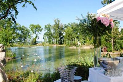 Salle de bain lumineuse avec lavabo sur meuble en bois, miroir mural, rideau jaune et fenêtre donnant sur l'extérieur.
