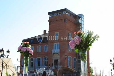 Salle de bain lumineuse avec lavabo sur meuble en bois, miroir mural, rideau jaune et fenêtre donnant sur l'extérieur.