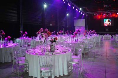 Salle de bain lumineuse avec lavabo sur meuble en bois, miroir mural, rideau jaune et fenêtre donnant sur l'extérieur.
