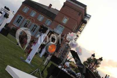 Salle de bain lumineuse avec lavabo sur meuble en bois, miroir mural, rideau jaune et fenêtre donnant sur l'extérieur.