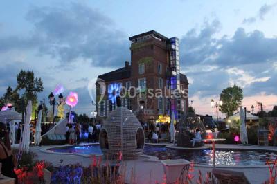 Salle de bain lumineuse avec lavabo sur meuble en bois, miroir mural, rideau jaune et fenêtre donnant sur l'extérieur.