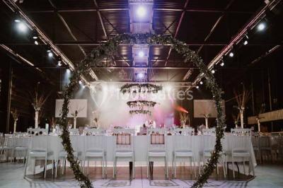 Salle de bain lumineuse avec lavabo sur meuble en bois, miroir mural, rideau jaune et fenêtre donnant sur l'extérieur.