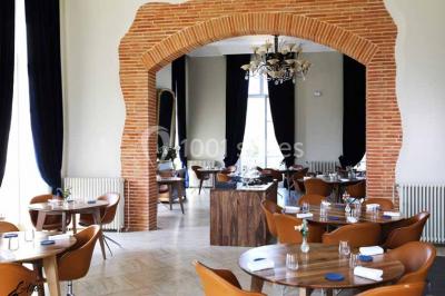Salle de bain lumineuse avec lavabo sur meuble en bois, miroir mural, rideau jaune et fenêtre donnant sur l'extérieur.
