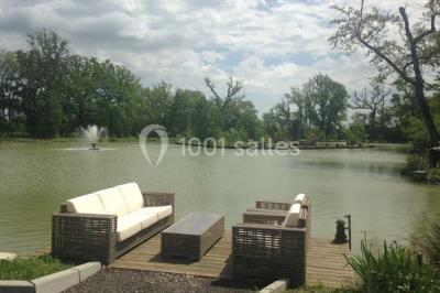 Maison moderne à deux étages avec façade en bois, terrasse et jardinières fleuries sur une allée pavée.