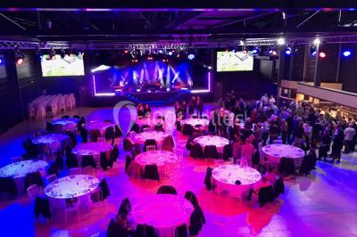 Maison moderne à deux étages avec façade en bois, terrasse et jardinières fleuries sur une allée pavée.