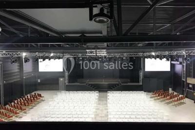 Maison moderne à deux étages avec façade en bois, terrasse et jardinières fleuries sur une allée pavée.