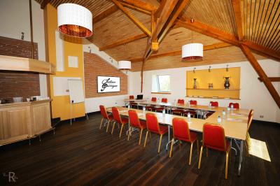 Maison moderne à deux étages avec façade en bois, terrasse et jardinières fleuries sur une allée pavée.