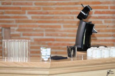 Maison moderne à deux étages avec façade en bois, terrasse et jardinières fleuries sur une allée pavée.