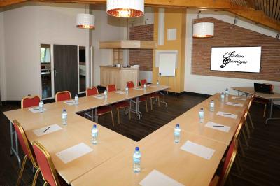 Maison moderne à deux étages avec façade en bois, terrasse et jardinières fleuries sur une allée pavée.