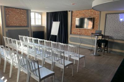 Maison moderne à deux étages avec façade en bois, terrasse et jardinières fleuries sur une allée pavée.