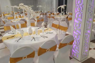 Plateau de petits fours variés présentés sur un support décoratif en métal lors d'un buffet.