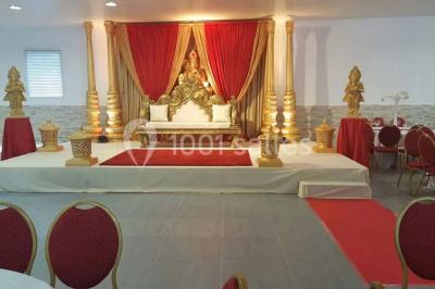 Plateau de petits fours variés présentés sur un support décoratif en métal lors d'un buffet.