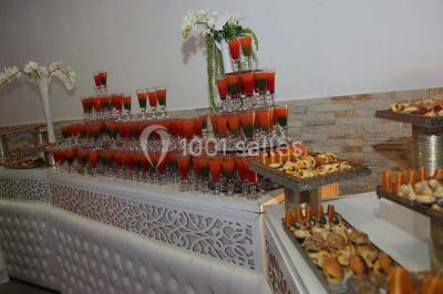 Plateau de petits fours variés présentés sur un support décoratif en métal lors d'un buffet.