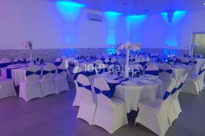 Plateau de petits fours variés présentés sur un support décoratif en métal lors d'un buffet.