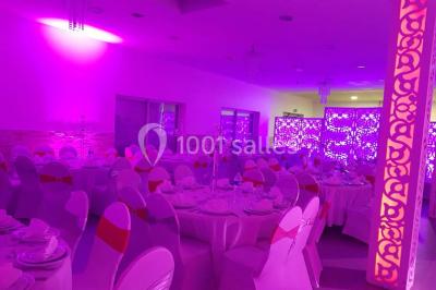 Plateau de petits fours variés présentés sur un support décoratif en métal lors d'un buffet.