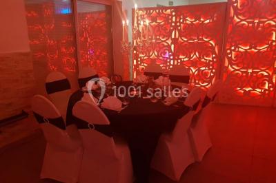 Plateau de petits fours variés présentés sur un support décoratif en métal lors d'un buffet.