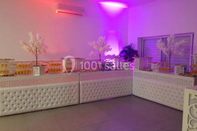 Plateau de petits fours variés présentés sur un support décoratif en métal lors d'un buffet.