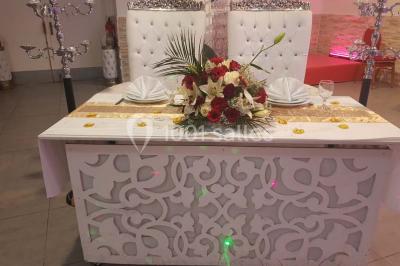 Plateau de petits fours variés présentés sur un support décoratif en métal lors d'un buffet.