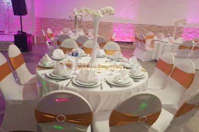 Plateau de petits fours variés présentés sur un support décoratif en métal lors d'un buffet.