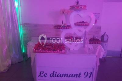 Plateau de petits fours variés présentés sur un support décoratif en métal lors d'un buffet.