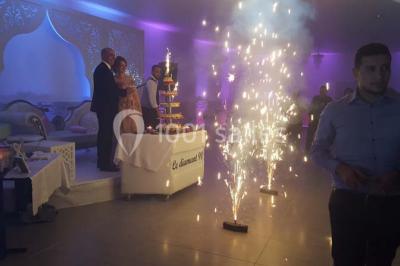 Plateau de petits fours variés présentés sur un support décoratif en métal lors d'un buffet.