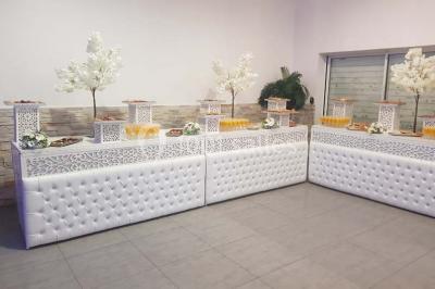 Plateau de petits fours variés présentés sur un support décoratif en métal lors d'un buffet.