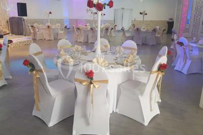 Plateau de petits fours variés présentés sur un support décoratif en métal lors d'un buffet.