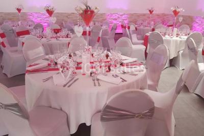 Plateau de petits fours variés présentés sur un support décoratif en métal lors d'un buffet.