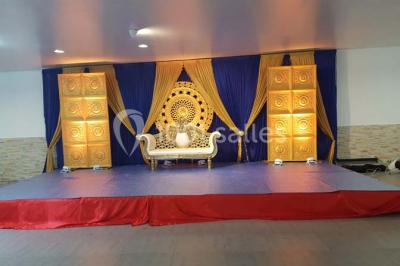 Plateau de petits fours variés présentés sur un support décoratif en métal lors d'un buffet.