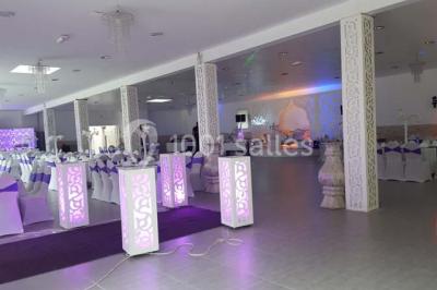 Plateau de petits fours variés présentés sur un support décoratif en métal lors d'un buffet.