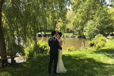Table en bois dressée avec vaisselle, verres, fruits et fleurs, dans une salle lumineuse au décor chaleureux.