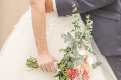 Table en bois dressée avec vaisselle, verres, fruits et fleurs, dans une salle lumineuse au décor chaleureux.